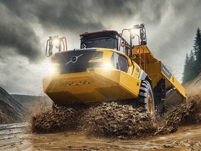 Сочлененный самосвал Volvo A50 яростно преодолевает водные преграды.